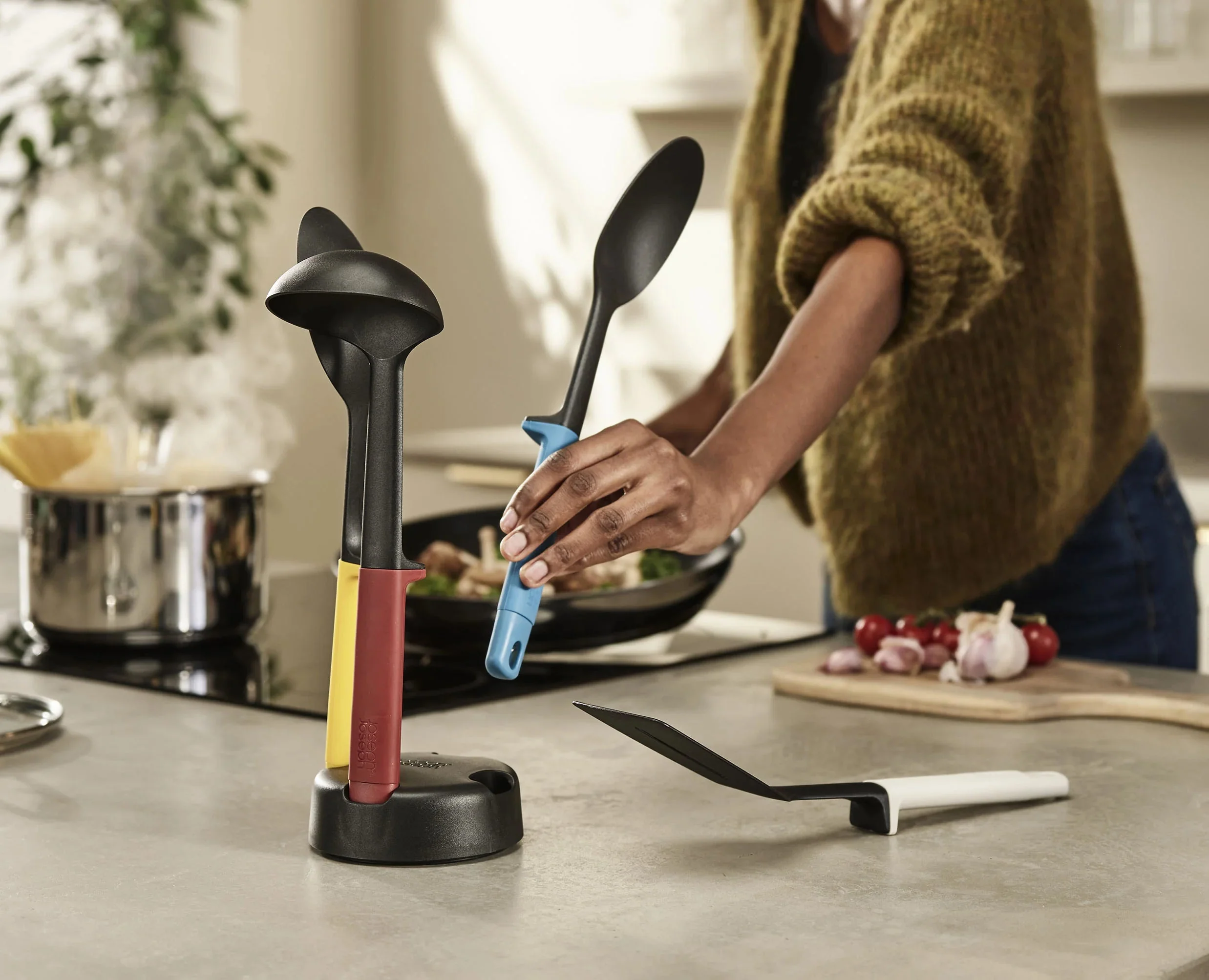 Elevate™ Slim 4-piece Multicolor Utensil Set with Storage Stand - Image 3