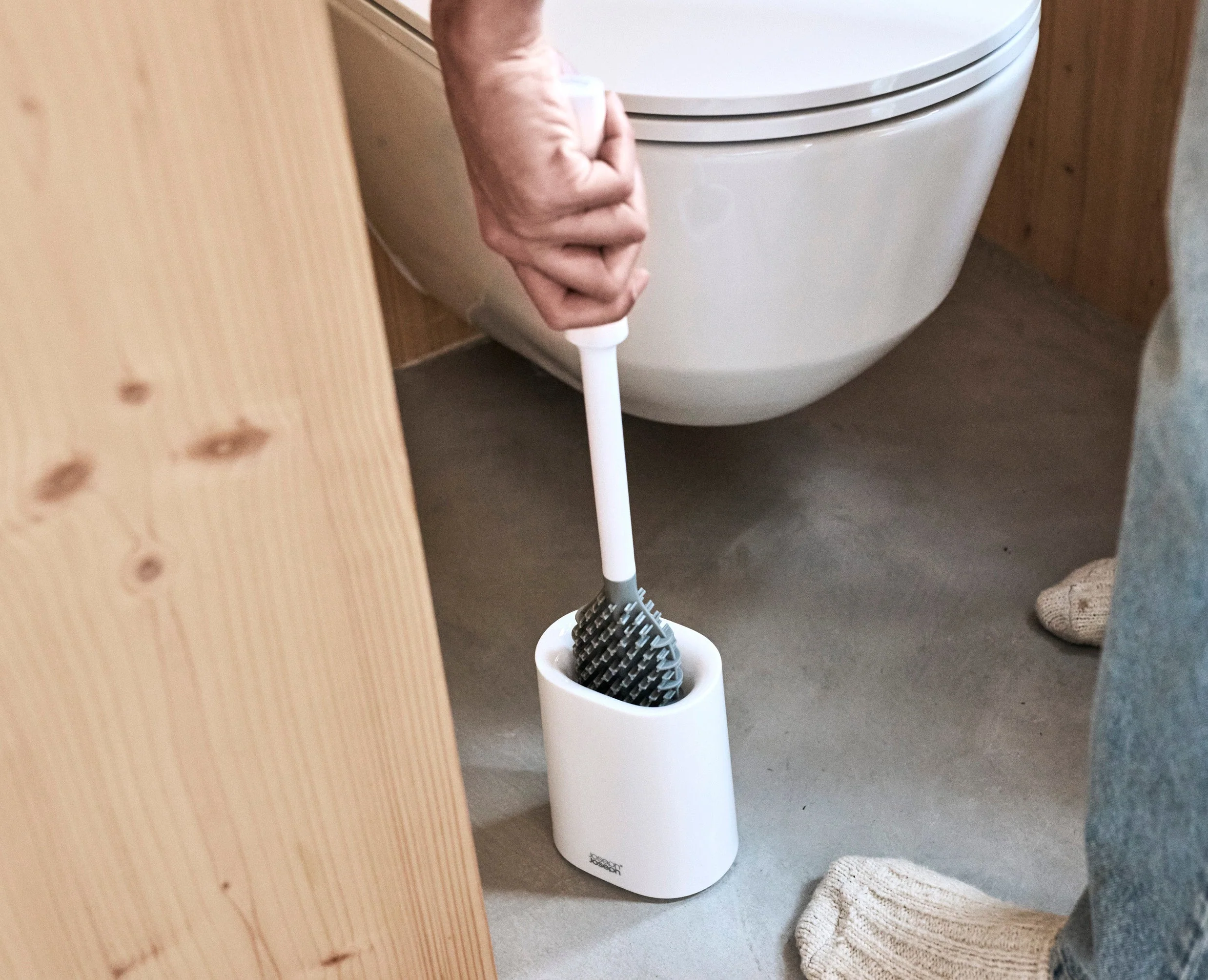Flex™ TriBlade Lite White Toilet Brush Starter Set - Image 2